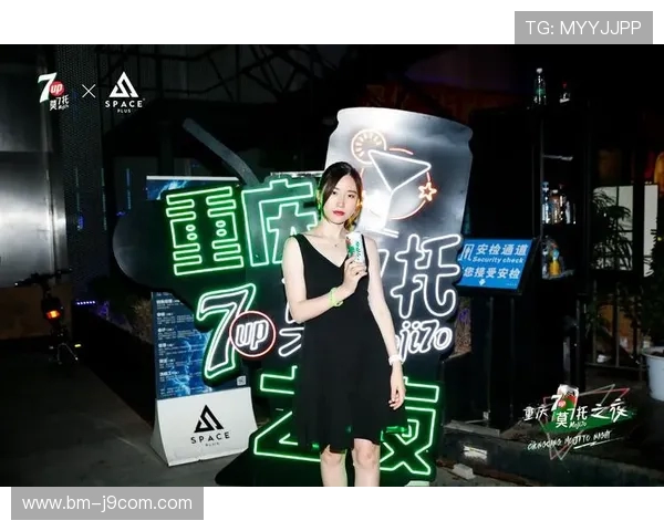 以足球宣传海报立牌引爆全城运动热潮点燃夏日国际赛事激情盛典会